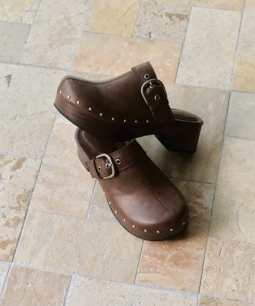 [KHIHO] Riveted Clogs (2 Colors) / 리벳 클로그 2color