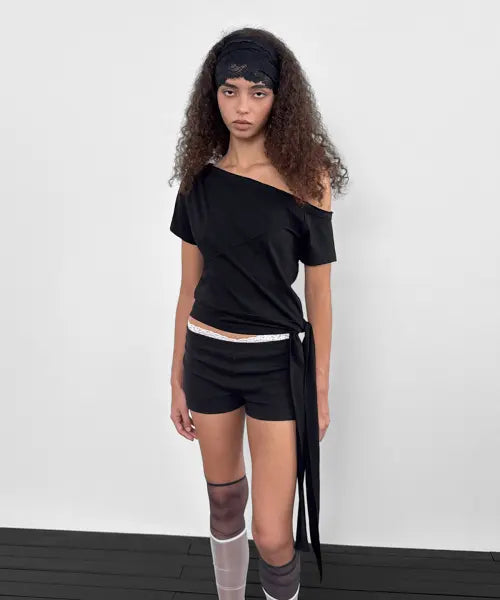 [SANDRIC] One-Shoulder Strap Tee_Black