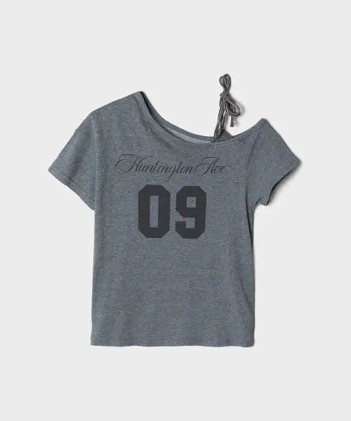 [SPAO] Letter Numbering Off Shoulder Short Sleeve T-Shirt / 레터 넘버링 오프숄더 반팔티 (RE)_SPRPG37G54