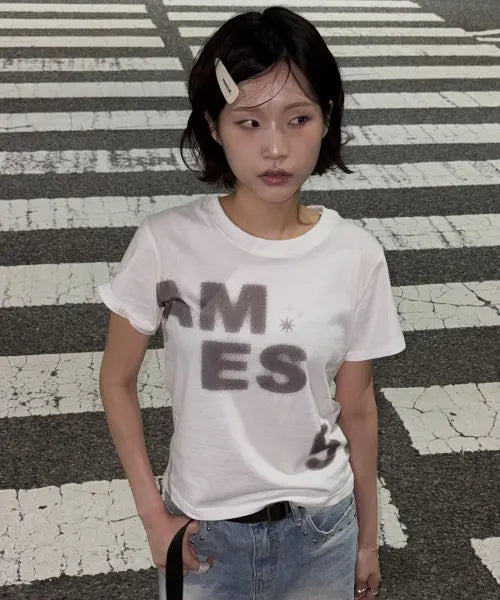 [AMES-WORLDWIDE] SPRAY 52 TYPO TEE WHITE