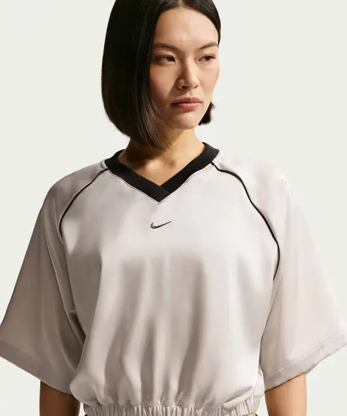 [NIKE] W NSW OFFLN WVN STN SS TOP - LIGHT BONE/(BLACK) / 스포츠웨어 오버사이즈 새틴 탑 W - 라이트 본:블랙 / IH1331-072