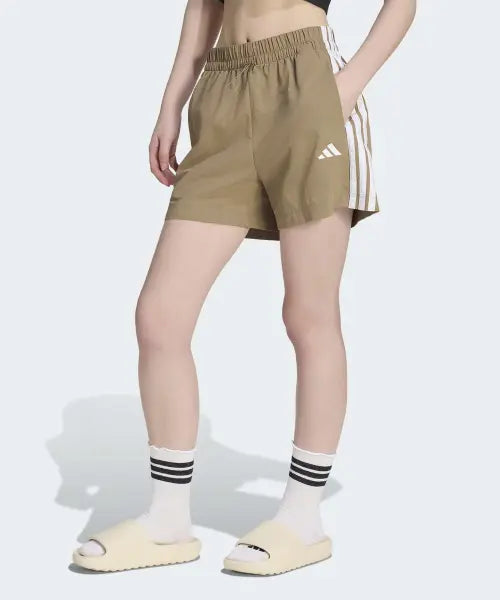 [ADIDAS] W 3S WV SHO         KHASIX/WHITE / 에센셜 3-스트라이프 라이프스타일 우븐 숏 팬츠 - 카키:화이트 / KF8293