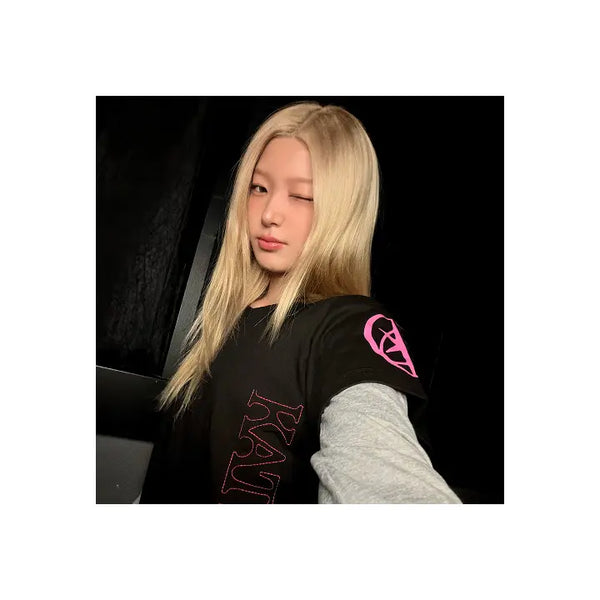 [KATSEYE] KATSEYE x EYEKONS Logo Stitch Black T-Shirt