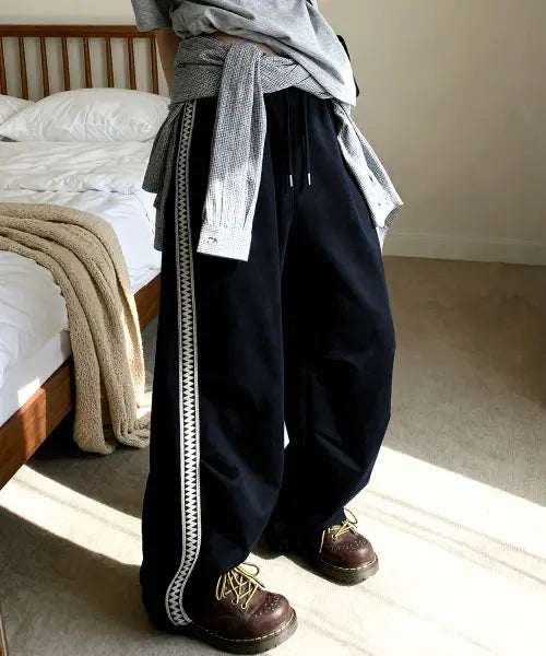 [NOMBRE] Premium Side Embroidered Line Wide Track Pants[NAVY] / 프리미엄 사이드 자수 라인 와이드 트랙 팬츠[네이비]