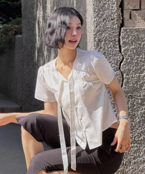 [DRAWFIT WOMEN] SATIN JACQUARD TIE BLOUSE [WHITE] / 새틴 자카드 타이 블라우스 [WHITE]