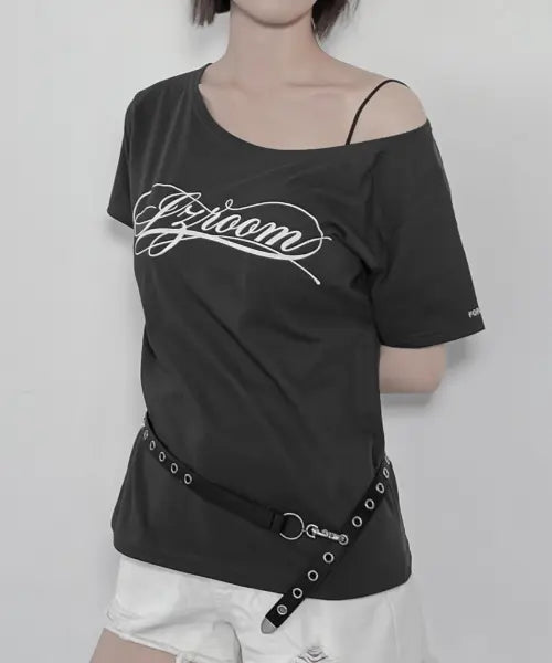 [IZROOM] CLASSIC LOGO BOAT NECK SHORT SLEEVE (CHARCOAL) / 클래식 로고 보트넥 반팔 티셔츠 (차콜)