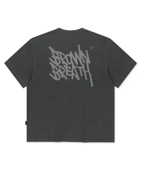 [BROWNBREATH] TAG PIGMENT TEE - CHARCOAL