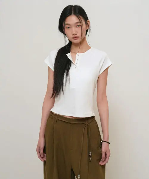 [GENERALIDEA] woman snap henley neck t-shirt [white] / 스냅 헨리넥 티셔츠 [WHITE] / GF2LTS528