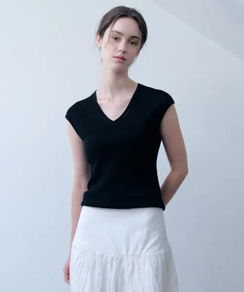 [MERGE\u0026MINGLE] Rosé Soft Sheer Rib Short Sleeve V-neck Knit Top (Black)
