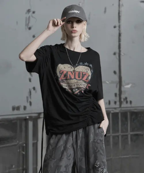 [ZNUZ] [W] ZNUZ LOGO GRAPHIC SHIRRING WAVE T-SHIRT - BLACK / 제뉴즈 로고 그래픽 셔링 웨이브 티셔츠 - 블랙