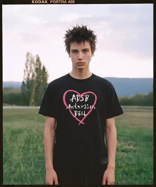 [ADSB ANDERSSON BELL] UNISEX HEART KELLY LOGO T-SHIRT atb1682u(BLACK/RED)