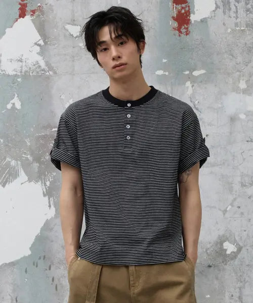 [AGOD] Roll-up Snap Henley Stripe Half T-shirt [Black] / 롤업 스냅 헨리넥 스트라이프 하프 티셔츠 [블랙]