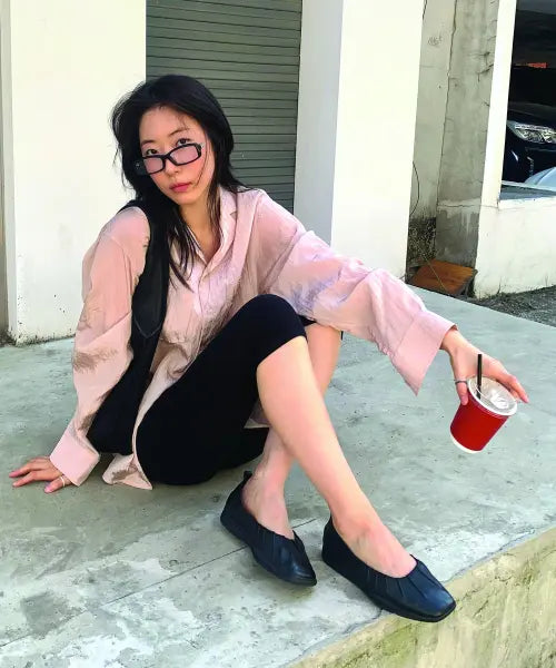 [ROMANTIC MOVE] [Romantic Move x Han Ppeeu] Bibi Cloud Shirring Flat Shoes R26W201 (Black) / [로맨틱무브 x 한삐우] 비비 클라우드 셔링 플랫 슈즈 R26W201 (블랙)