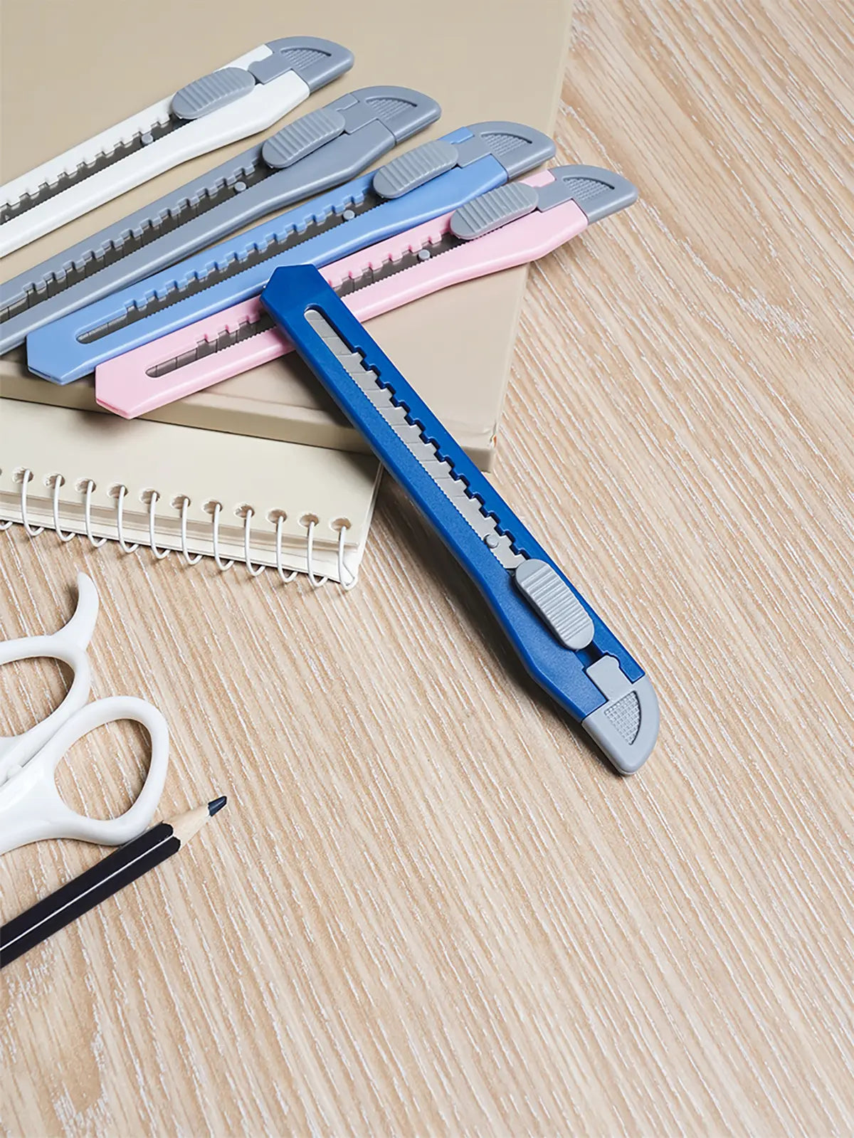 [DAISO] Color Cutter Knife 9mm (5-pack) / 컬러 커터 칼 9mm 5개입