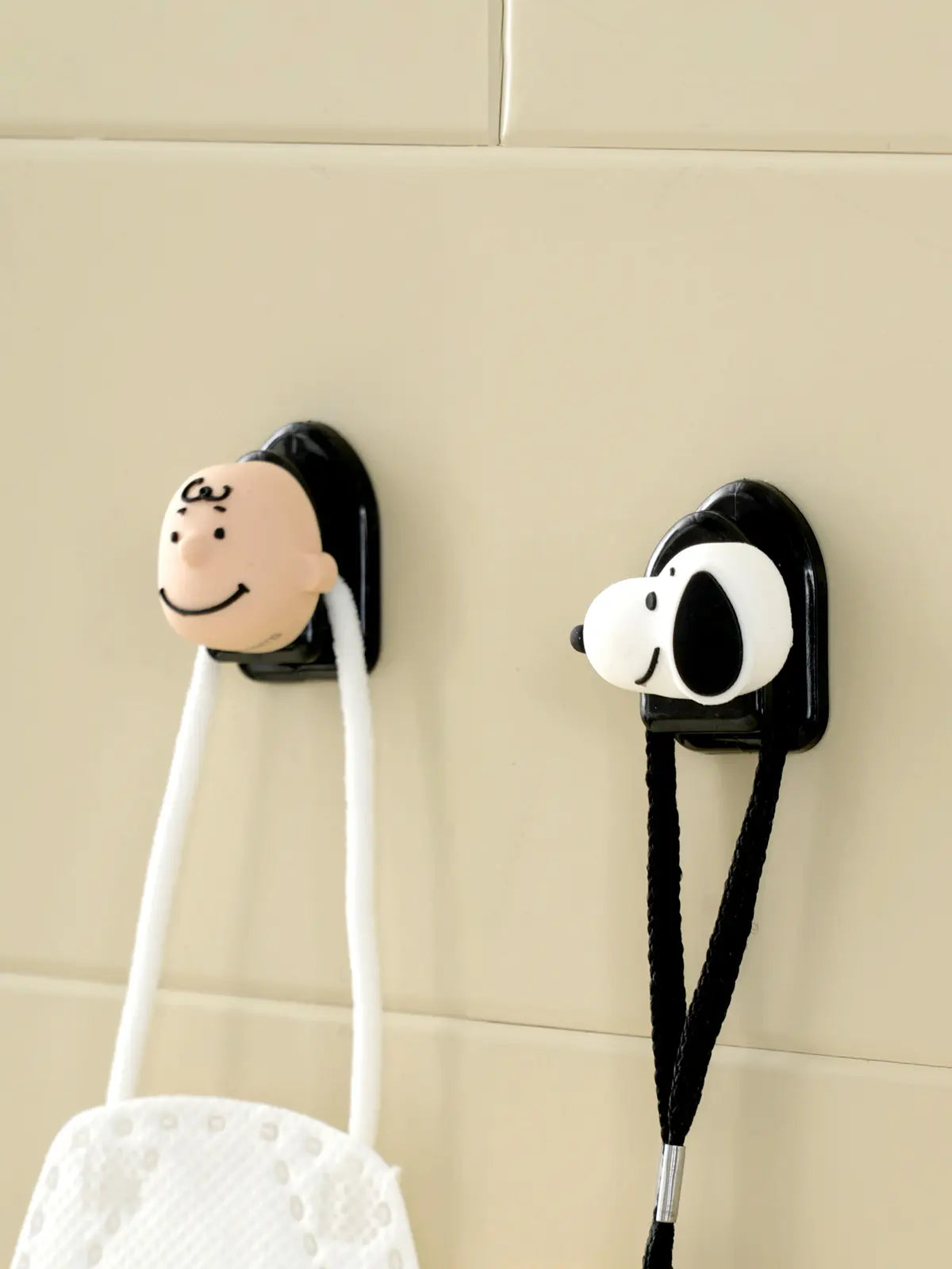 [DAISO] Peanuts Car Mountable Hooks (2-Pack) / 피너츠 차량용 부착식 후크 2개입