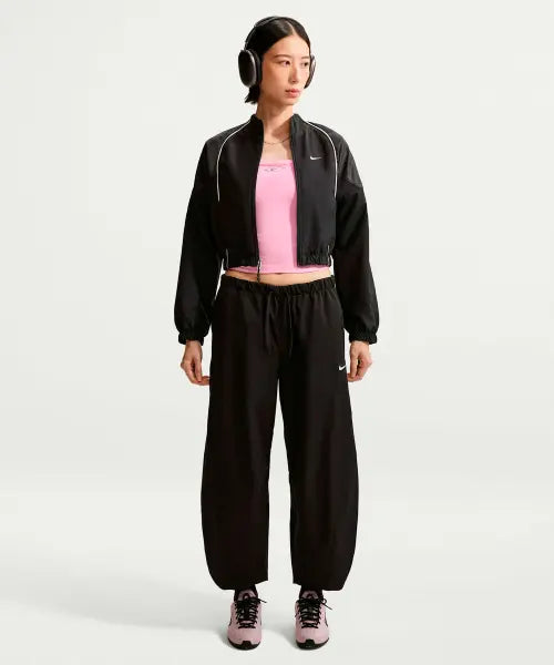 [NIKE] W NK ESSNTL BARREL PANT - BLACK/BLACK/(SAIL) / 스포츠웨어 루즈 핏 미드라이즈 배럴 팬츠 W - 블랙:세일 / IU1982-010
