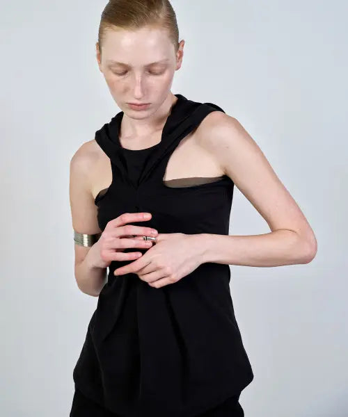 [NACHE] PINCHED HOODIE SLEEVELESS BLACK