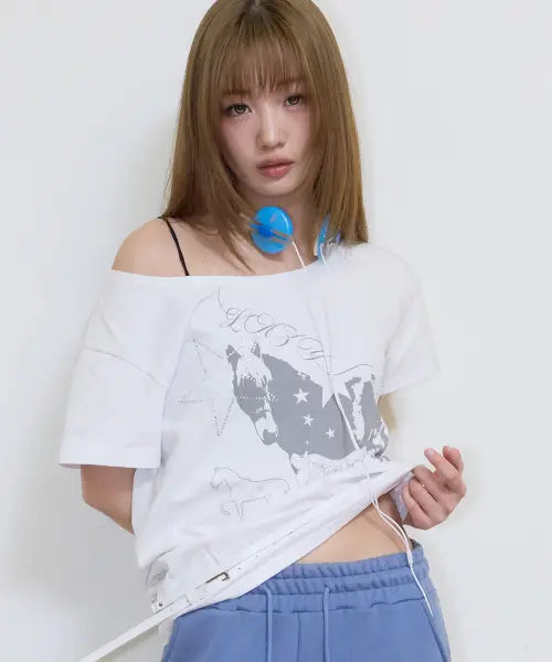 [LUVISTRUE] SY ONE-SHOULDER HORSE TEE(WHITE)