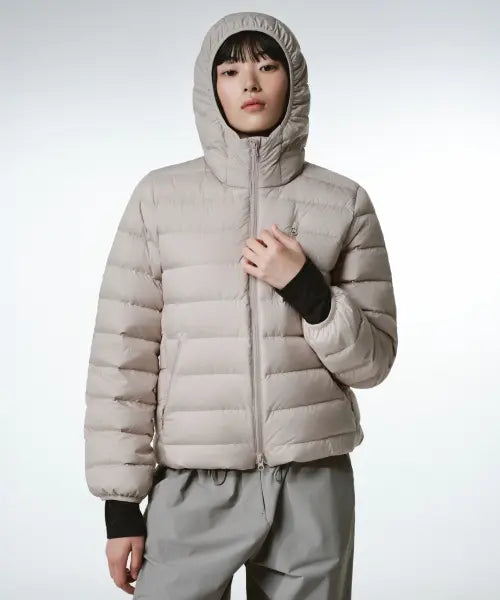 [MUSINSA STANDARD WOMAN] WOMENS CITY LEISURE HOODED LIGHT DOWN JACKET [LIGHT WARM GREY] / [시티 레저] 우먼즈 후디드 라이트 다운 재킷 [라이트 웜 그레이]