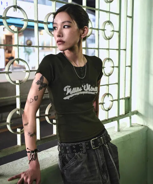 [NOMANUAL] R.V APPLIQUE RAGLAN T-SHIRT (WOMAN) - OLIVE