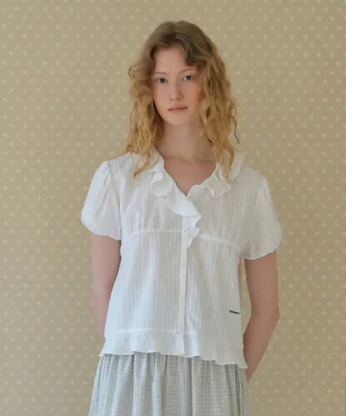 [TTUDEMENT] SHORT-SLEEVE BLOUSE WITH RUFFLED COLLAR_IVORY