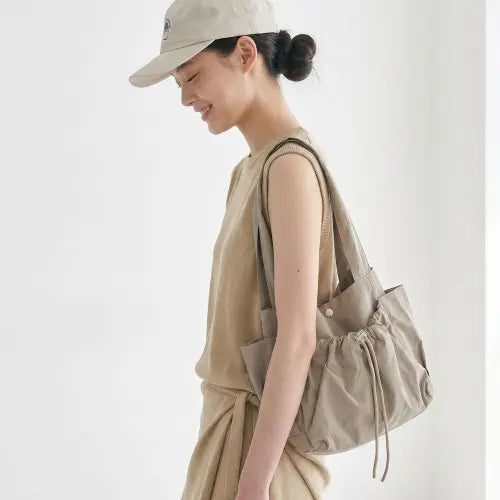 [FLUIT STUDIO] Water-Resistant Nylon Out-Pocket String Drawstring Shoulder Bag / 생활방수 나일론 아웃포켓 스트링조리개 숄더백