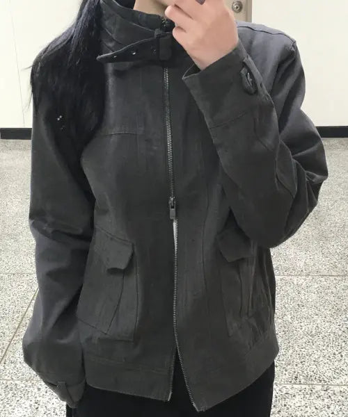 [PLACE STUDIO] Eyelet Belted High Neck Multi-Pocket Cotton Blouson Jacket [Khaki] / 아일렛 벨티드 포인트 하이넥 멀티 포켓 베이직 블루종 코튼 자켓 [카키]