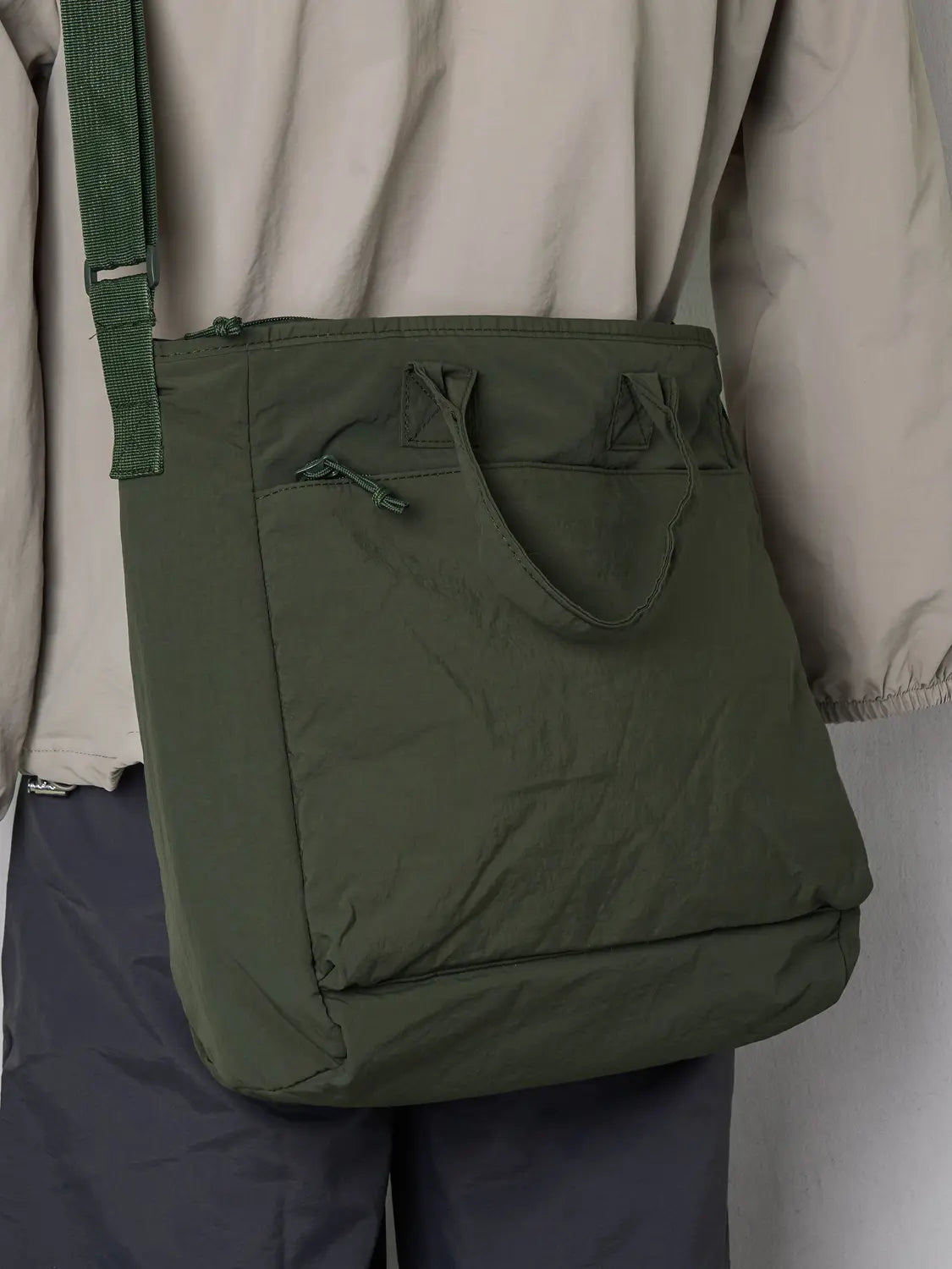 [DAISO] Nylon Front Pocket Two-Way Bag Khaki / 나일론 앞 포켓 투웨이백 카키