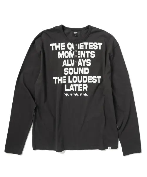 [SUPERSUB] Horizontal Lettering Henry Neck Long Sleeve T-Shirt - Charcoal / 호리젠탈 레터링 헨리넥 긴팔 티셔츠 - 차콜