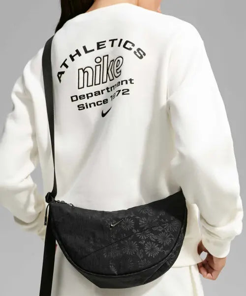 [NIKE] NK AURA CRSCNT CRSBDY-FLRL EMB - BLACK/BLACK/(GUNMETAL) / 아우라 플로럴 크레센트 크로스바디 백(4L) - 블랙:건메탈 / IQ1268-010