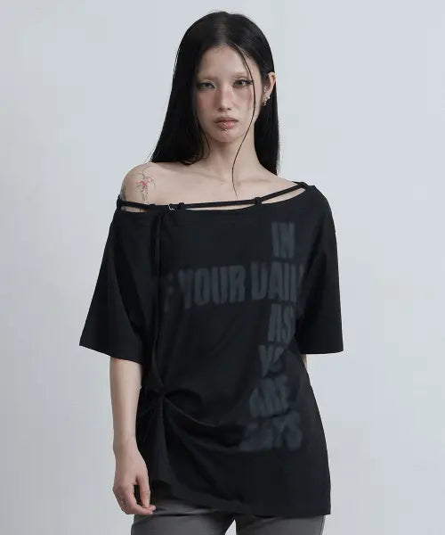 [AS YOU ARE] POINT BUCKLE ONE-SHOULDER TEE BLACK / 포인트 버클 원숄더 티 블랙