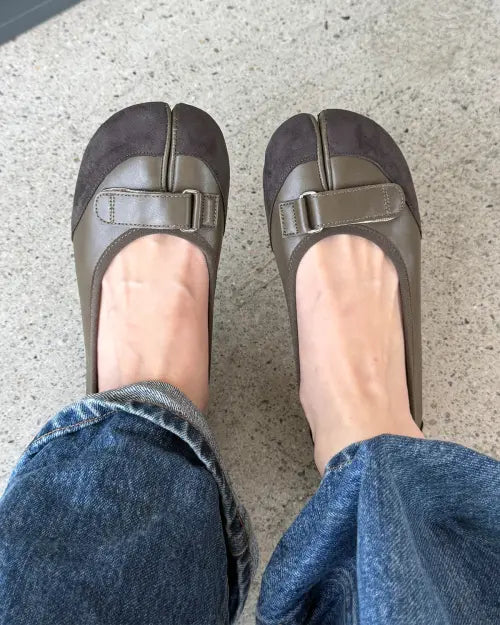 [THEMUSEUMVISITOR] W TABI STRAP FLAT SHOES (BROWN)