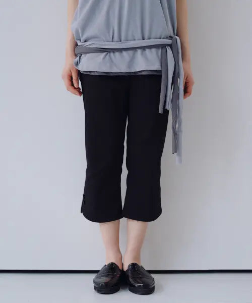 [OHESHIO] SLIM TWO-BUTTON CAPRI PANTS, BLACK