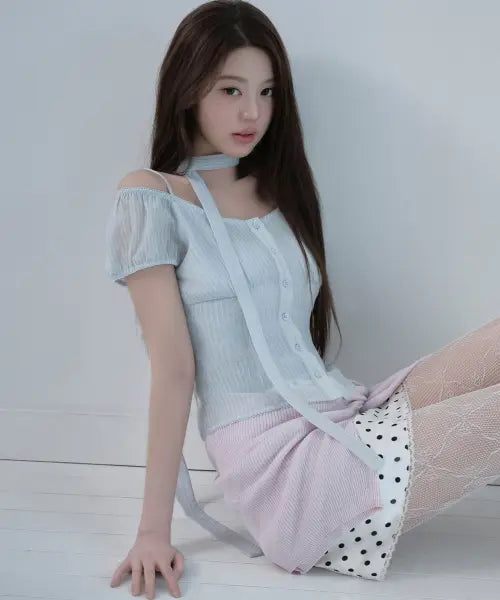 [ROLAROLA] OFF SHOULDER TIE BLOUSE SKY