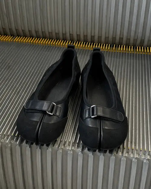 [THEMUSEUMVISITOR] W TABI STRAP FLAT SHOES (BLACK)