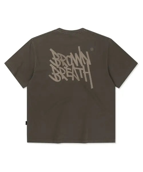 [BROWNBREATH] TAG PIGMENT TEE - BROWN