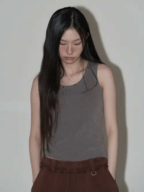 [SWAYGLOW] Studded Neck Logo Play Sleeveless Top (PU) / 스터드 넥 로고플레이 슬리브리스 (PU)