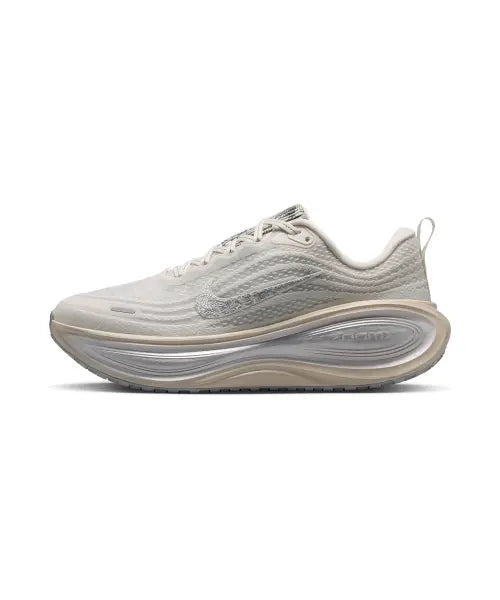 [NIKE] W NIKE VOMERO PLUS SE - PHANTOM/SUMMIT WHITE-GREY FOG-LT SMOKE GREY-MTLC SILVER / 보메로 플러스 SE W - 팬텀:그레이 포그:라이트 스모크 그레이:서밋 화이트 / IM8331-001