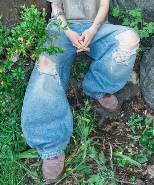 [SCALLYWAG] VTG Scratch Damage Sagging Denim Pants [Light Indigo] / VTG 스크래치 데미지 새깅 데님 팬츠[라이트인디고]