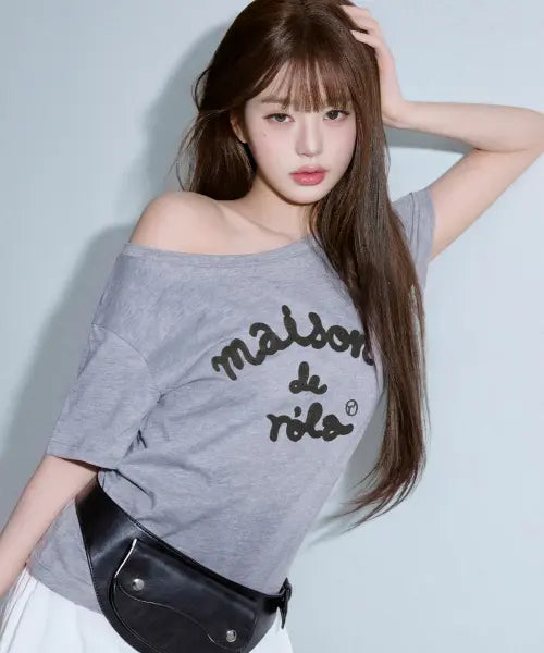 [ROLAROLA] MAISON DE ROLA EMBROIDERY OFF SHOULDER T-SHIRT GRAY