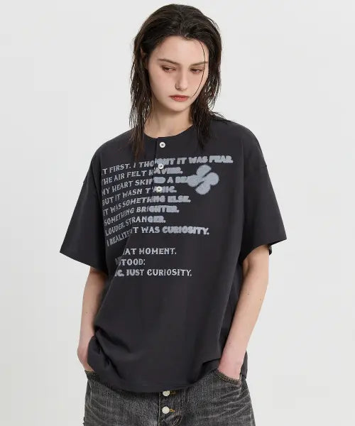 [HOODHOOD] Clover Typo Henley Neck Half Sleeve T-shirt CHARCOAL / 클로버 타이포 헨리넥 반팔티셔츠 차콜