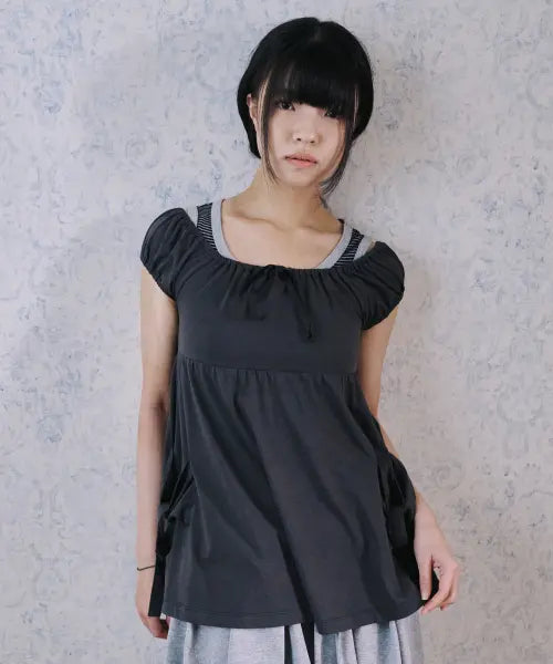 [TUOMIO] SHIRRED POCKET TOP [CHARCOAL]