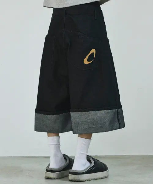[SCALLYWAG] Ryujeongran x Skellywek Roll-up Non-fade Bermuda Denim Shorts [Black] / [류정란 × 스켈리웩] 롤업 논페이드 버뮤다 데님 쇼츠[블랙]