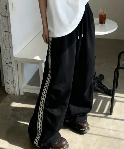 [NOMBRE] Premium Side Embroidery Wide Track Pants [Black] / 프리미엄 사이드 자수 라인 와이드 트랙 팬츠[블랙]