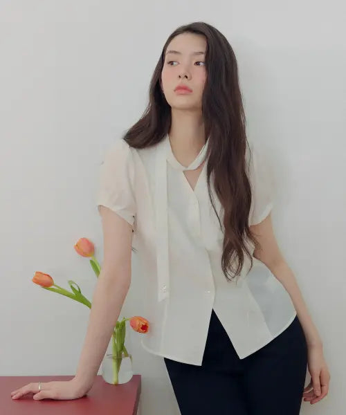 [ROEM] V-Neck Tie Blouse RMBLG26RT1 / 브이넥 타이 블라우스 RMBLG26RT1