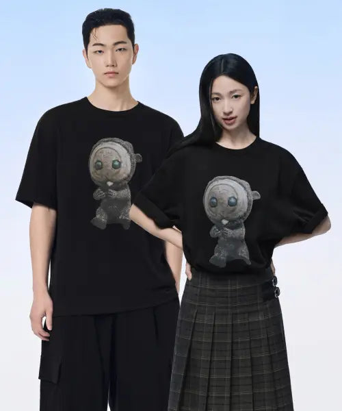 [MUSINSA STANDARD] Donggung Collab Black T-Shirt / [동궁 컬래버] 꺼먹살이 티셔츠 1 [블랙]