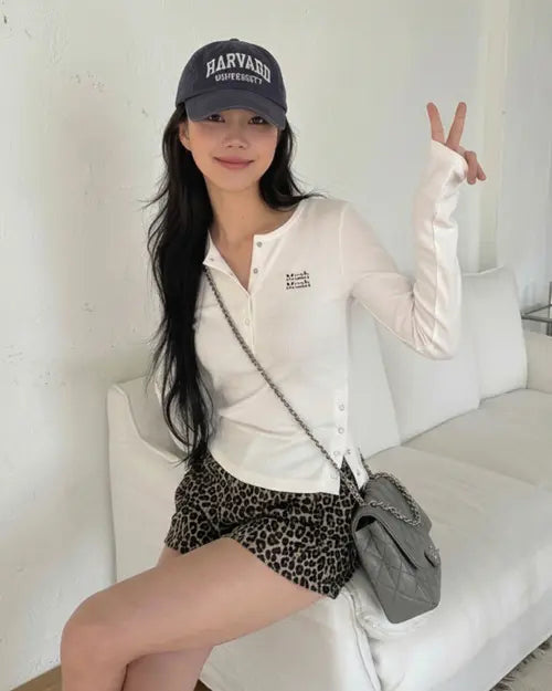 [MUAHMUAH] HENLEY NECK SLIT CROP LONG SLEEVE T-SHIRT [4color] / 헨리넥 슬릿 크롭 긴팔티셔츠 [4color]