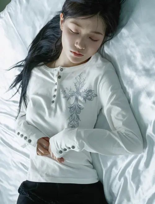 [LOOXP] Henley Neck Cross Button Long Sleeve T-Shirt - Ivory (Light Grey) / 헨리넥 크로스 버튼 긴팔티 아이보리(연그레이)