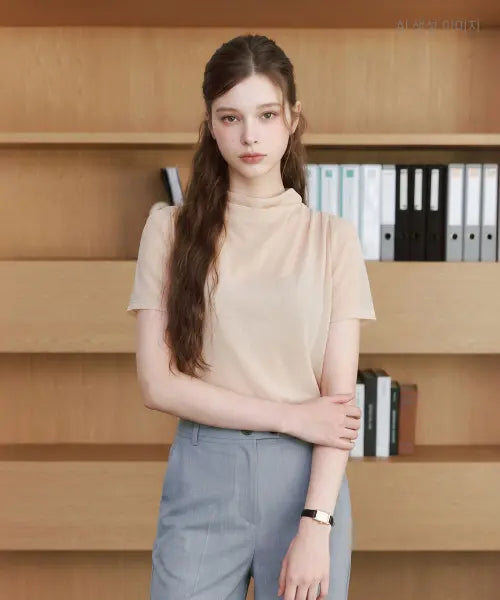 [ROEM] Cowl Neck Short Sleeve Blouse / 카울넥 반팔 블라우스 RMBLG37RT5