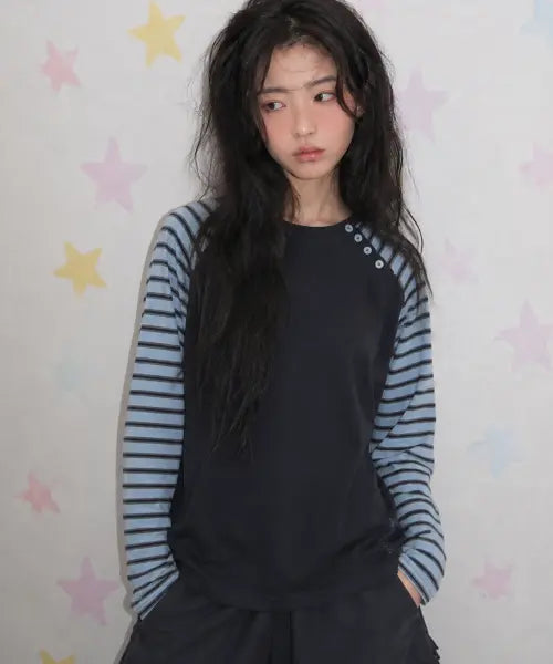 [SOME PLACE] Striped Color Block Diagonal Snap Round-Neck Raglan Long-Sleeve T Shirt_3COLOR / 스트라이프 컬러 배색 사선 스냅 라운드넥 나그랑 롱슬리브 티셔츠 [차콜]